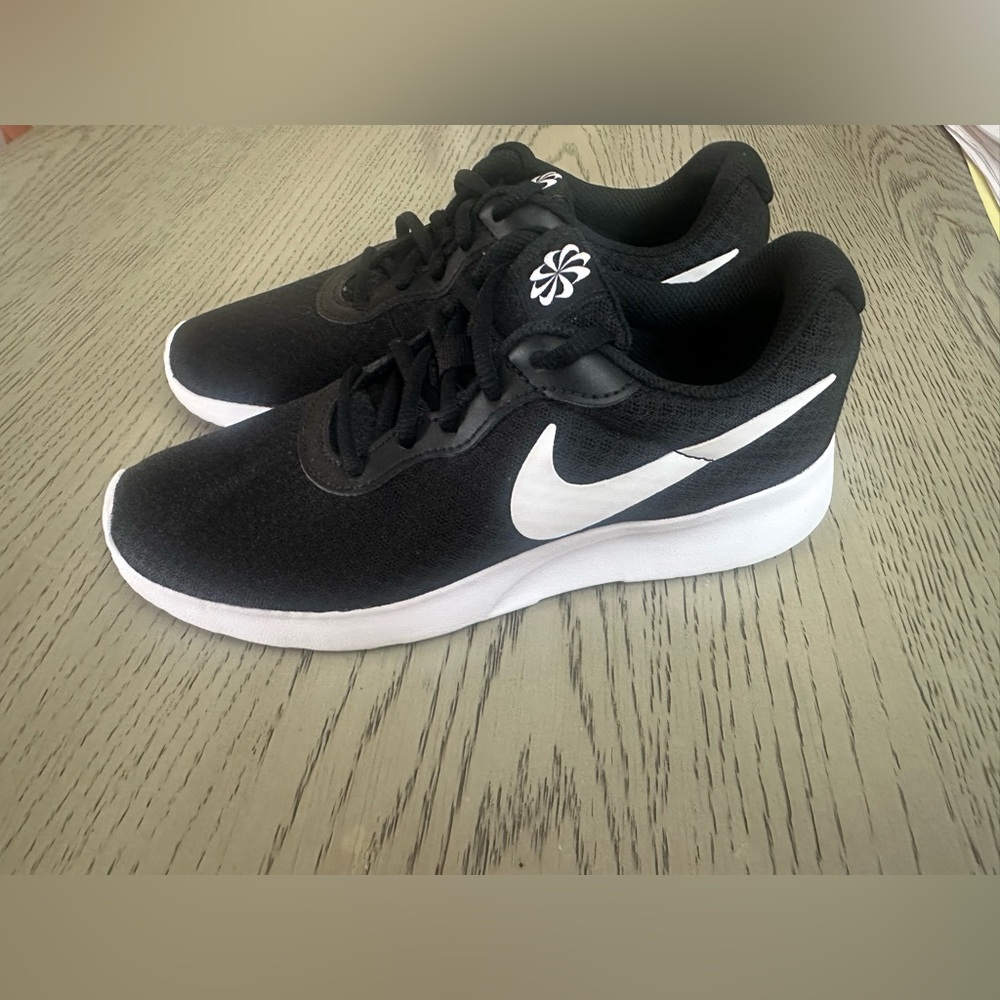 Women’s Nike shoes size 6